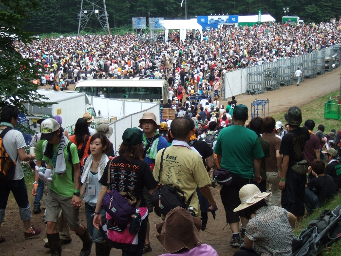 人で埋まっているホワイト・ステージ。