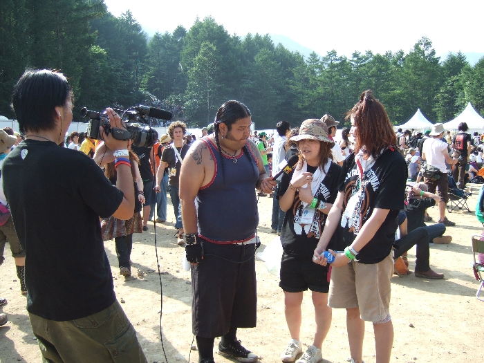 テレビ番組のインタビューを受ける人。インタビューしているのはMTVの人。