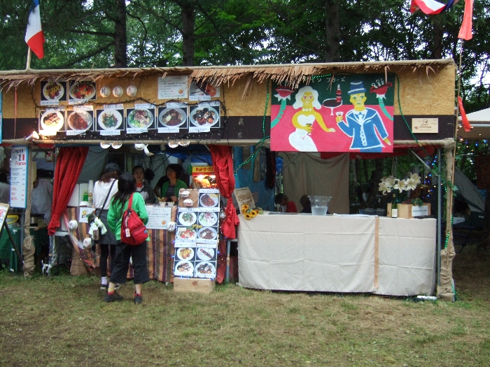 入り口に最も近いフランス料理とワイン店。