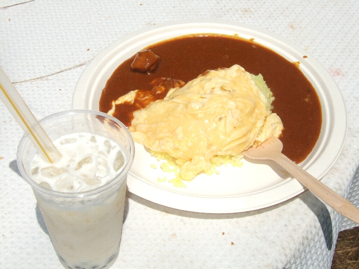 ワールドレストラン。クイーンシバのオムレツ黒カレー、700円。左はタピオカシェイク、500円。