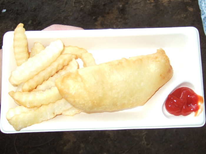 フィッシュ＆チップス。夜遅くなると売り切れます。700円。右は魚のフライ。