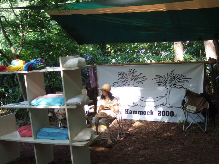 抜け道にあるハンモックの店。 