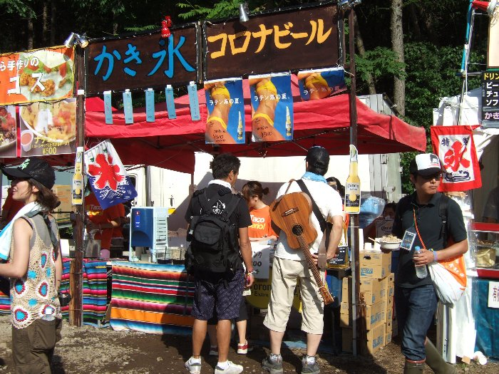 かき氷とビール。メキシコ料理店の一部。