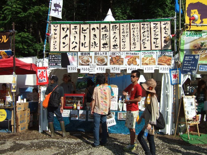 祭りの屋台のようなメニューの店。
