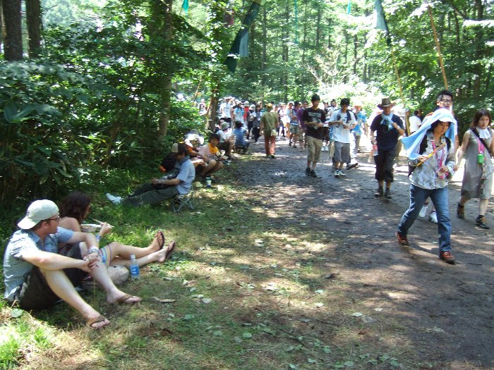 沿道の若干の木陰。