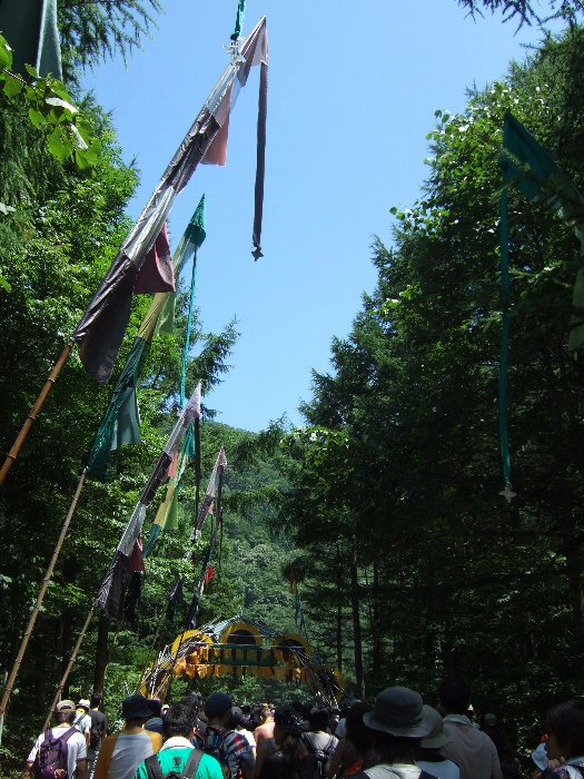 通路にあるフィールド・オブ・ヘブンと同様のオブジェ。 