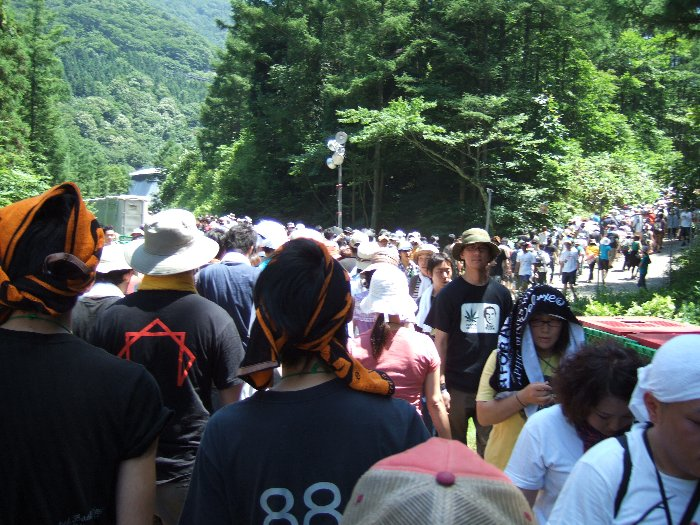 中間地点にある曲がり角。左の奥に仮設トイレがあります。その奥に見えているのはホワイト・ステージ。年によっては曲がり角の部分にオブジェがあったり光のアートがあったりします。