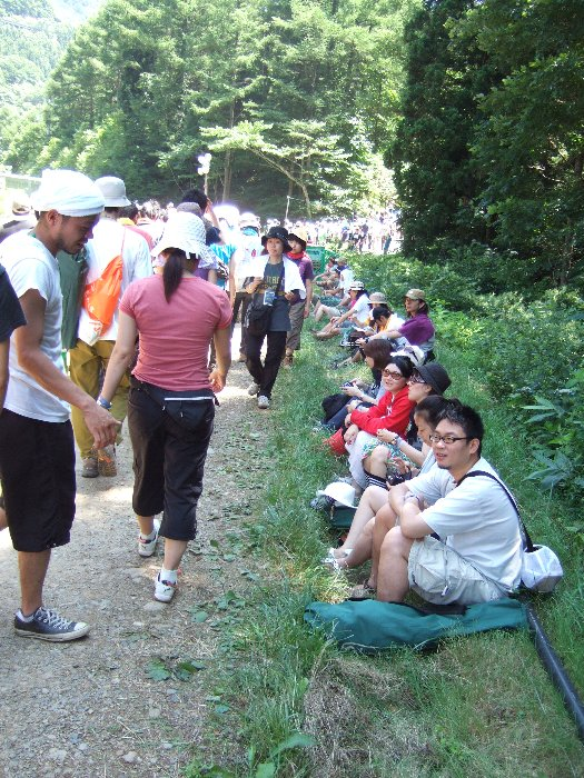 日陰で休む人たち。 