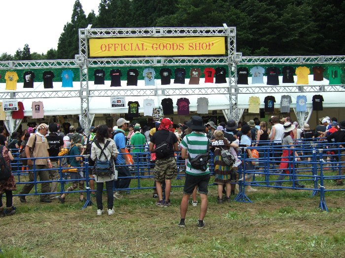 アーティスト・グッズ売り場。行列が長いときは2時間ほど並ぶようです。デザインのいいTシャツはすぐ売り切れます。場外ショップエリアの公式グッズ売り場と同様にSサイズ、Mサイズから売り切れます。