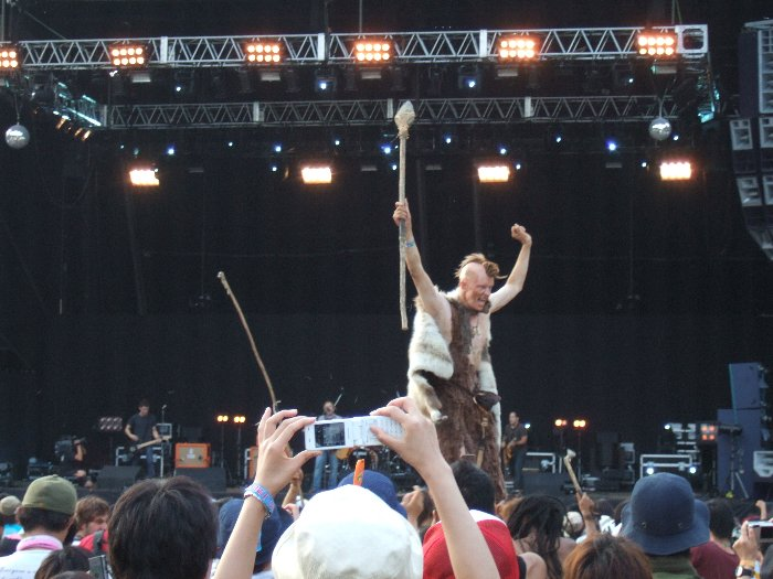 公演中でもパフォーマンス。