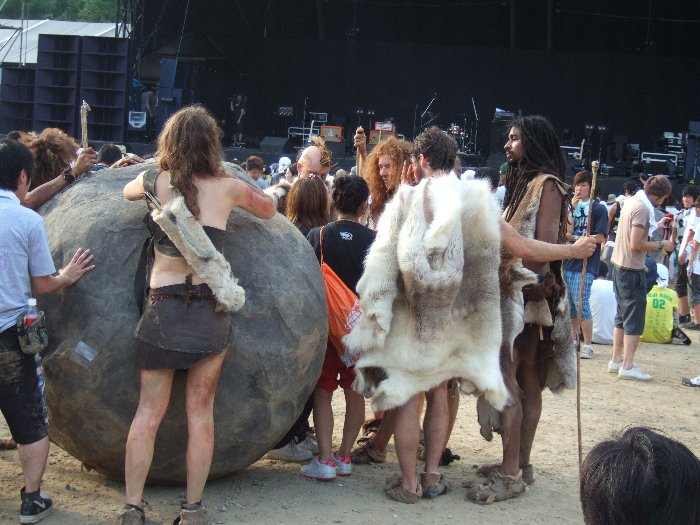 会場内のいたるところに現れた原始人集団。