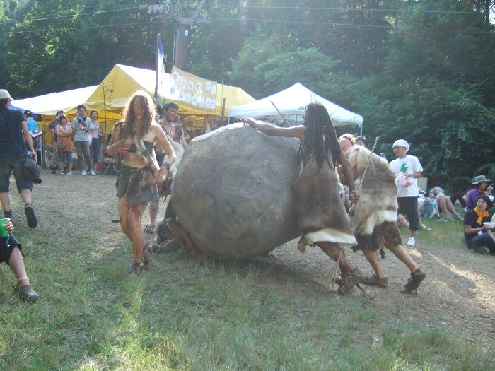 アバロン・フィールドのNGOビレッジ。坂なので大玉を転がすのも大変です。1人下敷きになっています。