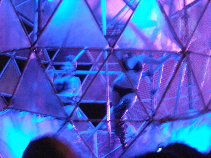 色も変化、その3。このショーで喜ぶのは男ばかりかと思ったら、女性も鍛えられた肉体に感動するらしい。