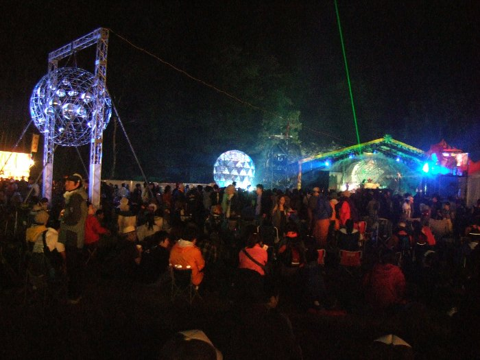 野外で一晩中続くテクノ、ハウスのイベントをレイブと呼びますが、フジロックフェスティバルの会場内でそれを実現したのがオールナイト・フジです。初日の午後11時から翌朝の5時まで6時間休みなく続きます。 