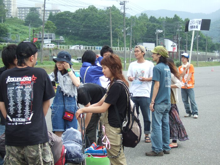 最後尾のプラカードを持った人が必ずいるので、順番に並びます。 