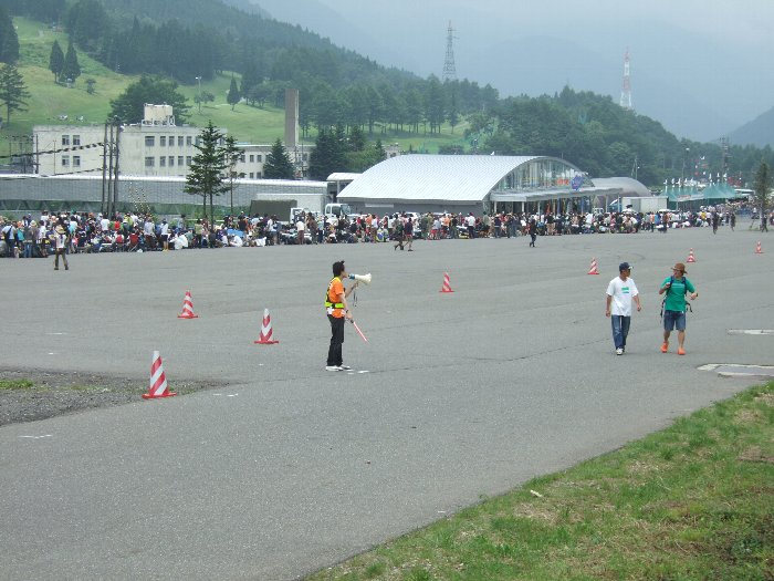 リストバンド交換のために並んでいる列。午後0時半ごろ。このときはまだ列が1列でした。