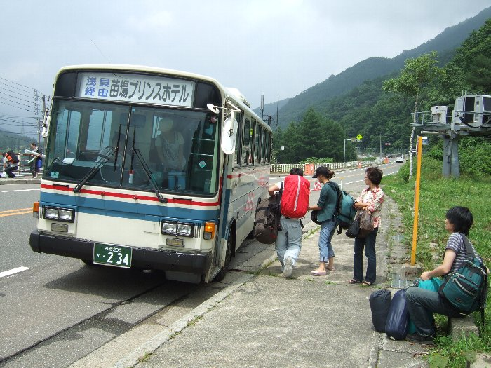 越後湯沢駅から来た路線バス。会場に最も近いバス停は「苗場スキー場入り口」で、駐車場が見えるところにあります。「浅貝経由」というのはここから三国街道を経由して（つまり旅館やホテル街を通って）プリンスホテルに行くということです。 