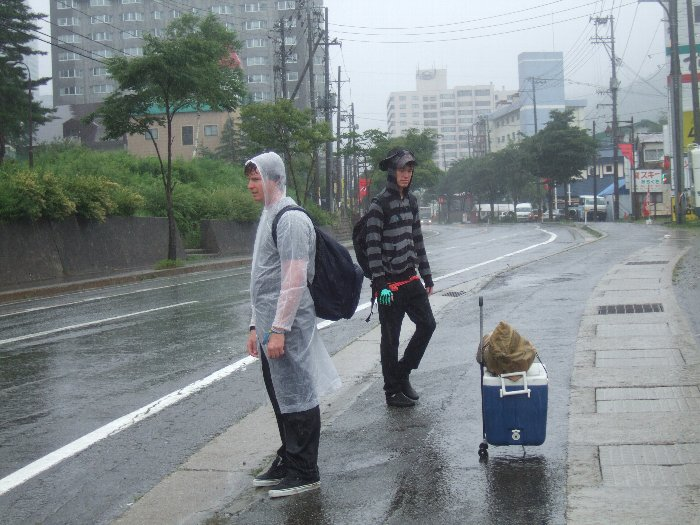 通常の路線バスを待つ外国人。