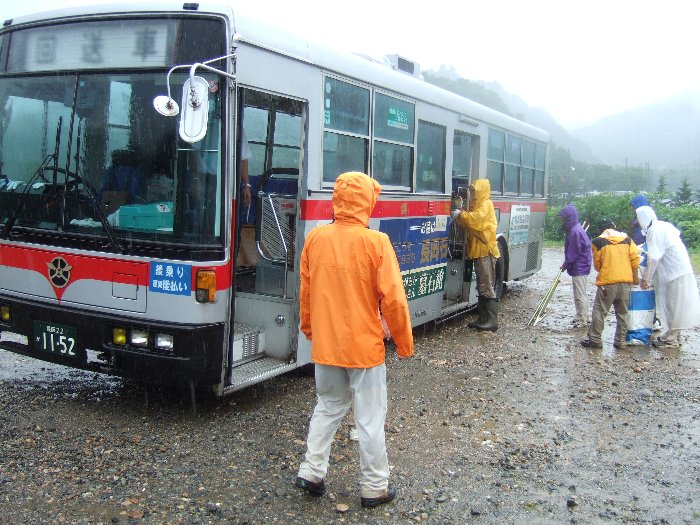 午後1時20分。シャトルバスは正午で終了するのでシャトルバスではありません。