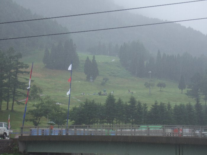 午後1時10分ごろ。撤収している人は見えますが、テントそのものは見あたりません。