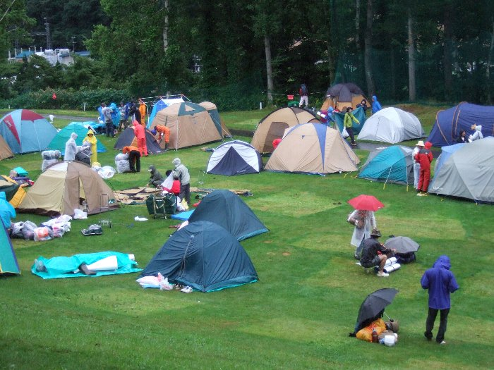 撤収風景その2。雨が降る中での撤収。