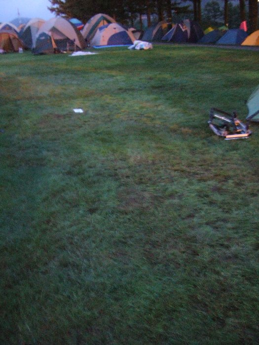 3日目午前4時30分ごろ、すでに撤収した人もいます。空が明るくなり始めています。