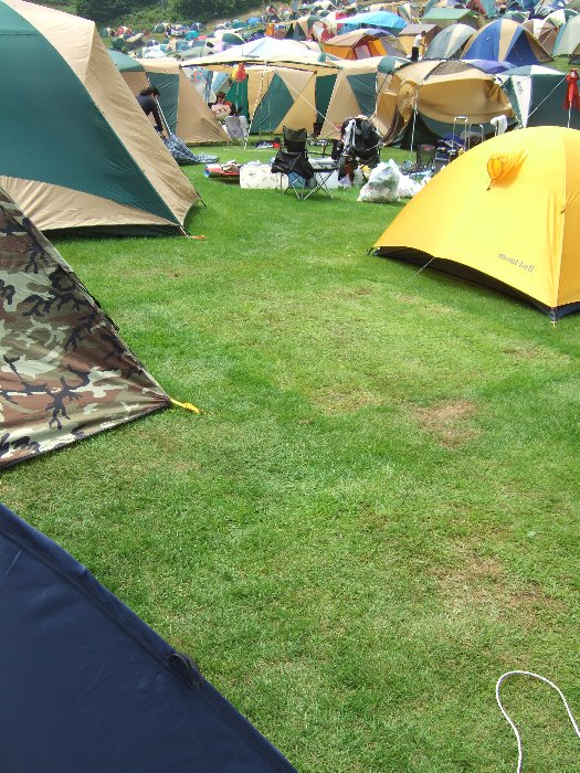 午前11時ごろ。入り口に近いところに設営している人は、キャンプサイト開場時にキャンプサイト前に並ぶことができる人です。したがって時間に余裕のある人が多く、午前11時でもかなりテントが残っています。