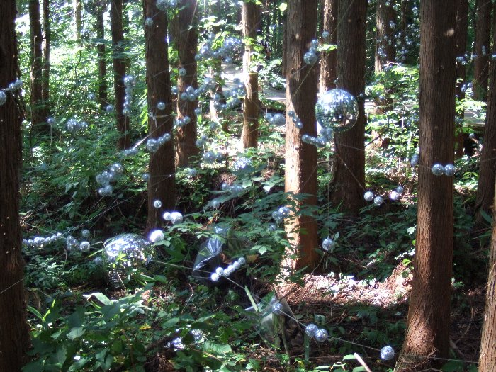 100個以上はありそうな大小のミラーボール。