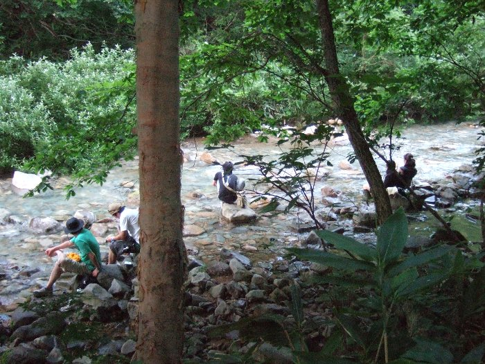 休憩所から見える浅貝川。下に降りて涼む人。