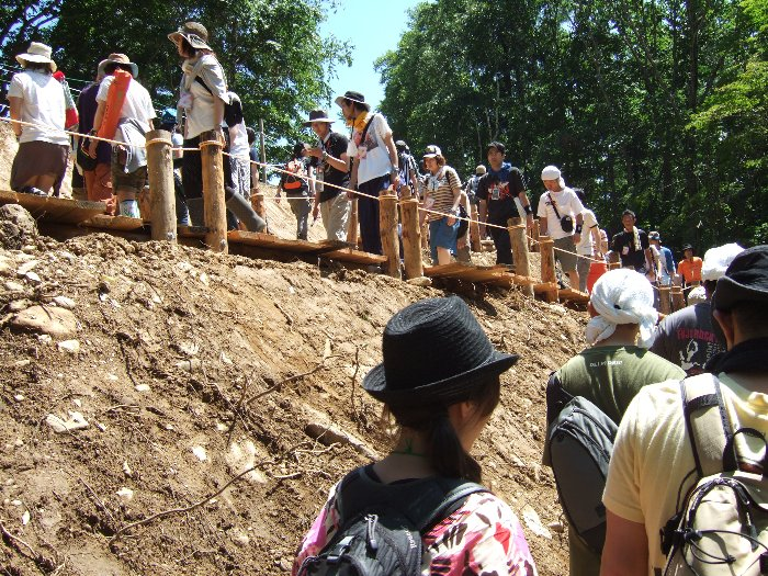 そのままでは来年までに土砂崩れを起こしそうな印象です。