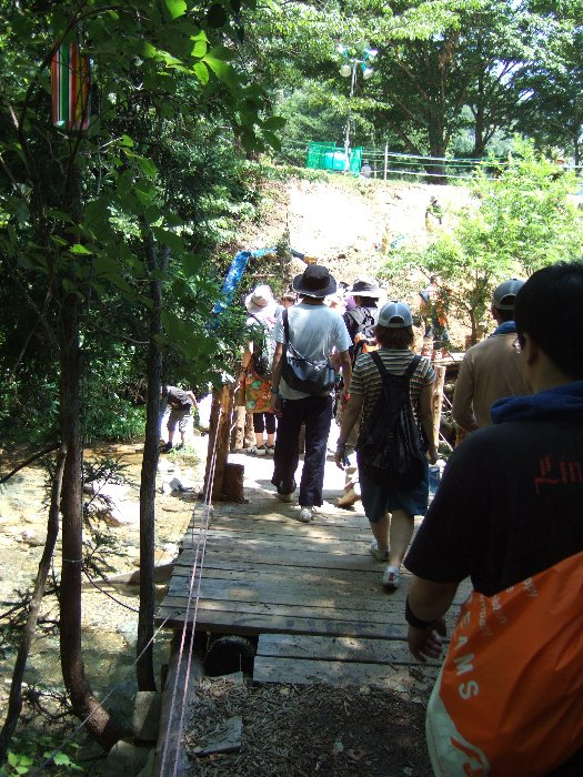 グリーン・ステージ近くの浅貝川に掛かるみどり橋。以前は「みどり橋」という表示がありましたが今年はありませんでした。