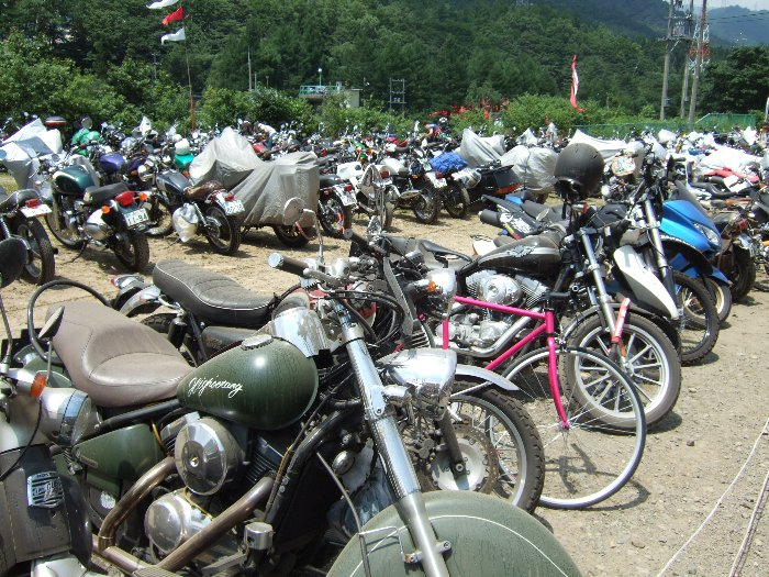 自転車も駐輪しています。