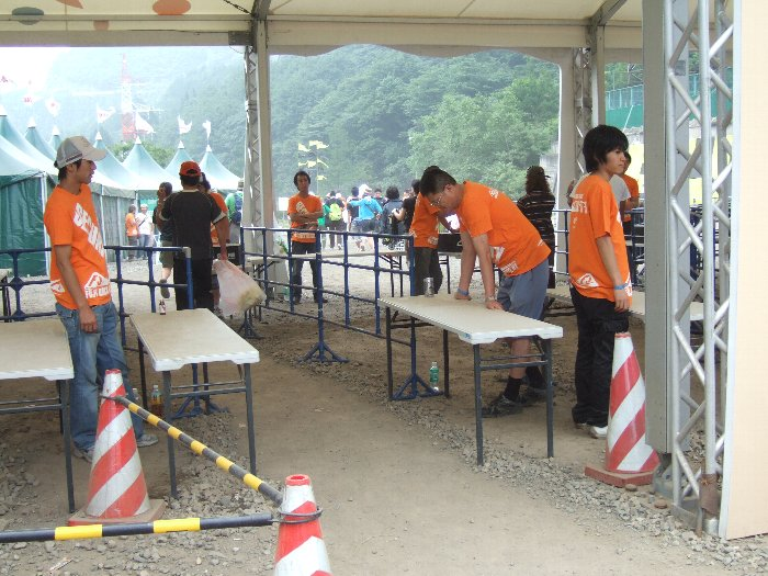 QRコード（なのか）を読み取る装置がなくなり、人が目で見て確認する方式に変わった入場ゲート。客が通過するタイミングではなかったので没。