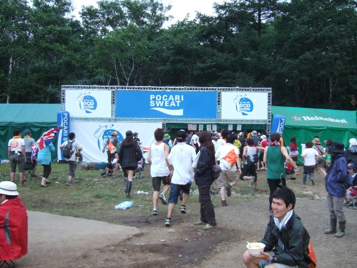 グリーン・ステージのカイザー・チーフス。ボーカルが公演中にポカリスエットのブースに走り、客がそこへ集まっているところ。カイザー・チーフスのボーカルであることが確認できないので没。 