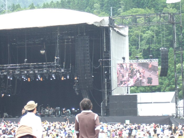 同じくカイザー・チーフス。ステージの下に降りて客席に近づいているところが大型ビジョンに映っていますが、カイザー・チーフスだと確認できないので没。