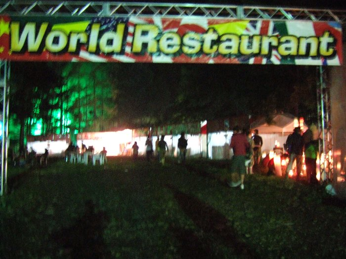 ほとんどの店が閉店しているワールドレストラン。