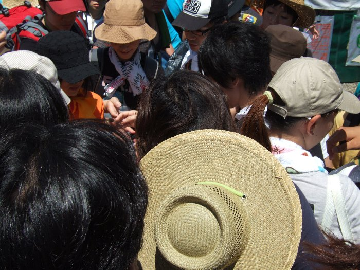 初日の朝。ごみ袋を配る人に集まる入場者。ごみ袋を配る人がほとんど見えないので没。