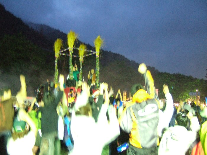 前夜祭。苗場音頭を踊る人たち。