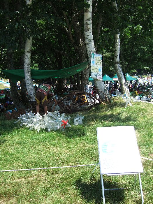 回収したペットボトルで富士山を作り始めたところ。