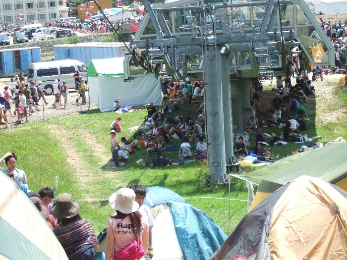 リフトの下の日陰で休憩する人たち。