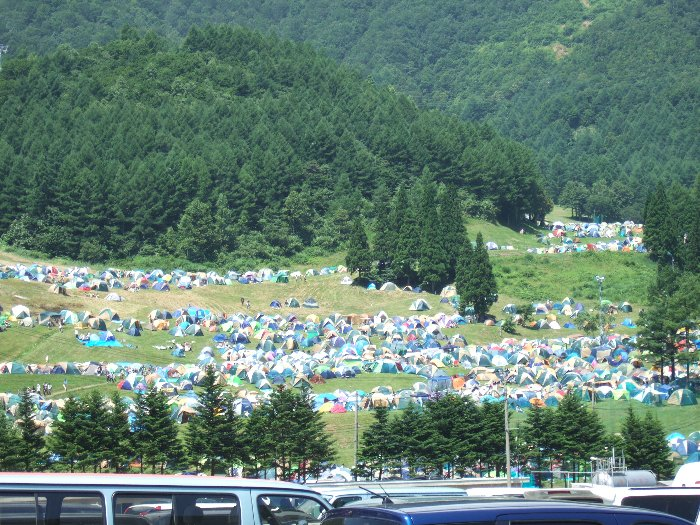 キャンプサイトの入り口に比較的近いあたりの全景。近いといっても、上の方はかなり急な坂を上らないといけないので女性にはきつい。