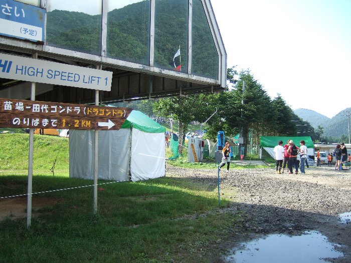 上の写真のリフト下。砂利道のところからキャンプサイトに入っていきます。