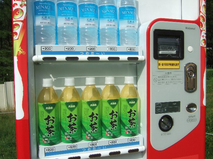 トイレの隣の自動販売機。ペットボトルは会場内と同じ値段。水は常に売り切れていました。 