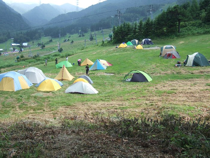 Eサイト。ここに来るまでに相当の坂を上ります。女性が荷物一式を持って上るのはかなり厳しく、ほとんど登山です。 