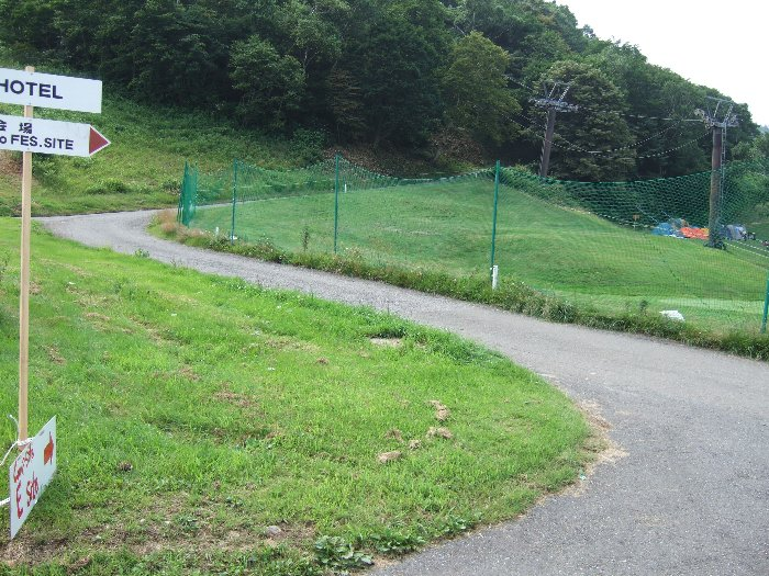 入り口を左に曲がり、レディースエリアを通過すると、苗場プリンスホテル方面とキャンプサイトのEサイト方面に分かれる三叉路があります。 