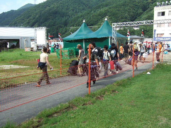 キャンプサイトの今年の改善点は、入り口がアスファルトで舗装されたことです。これによってカートがスムーズに動くようになりました。もちろんフジ・ロックのキャンプサイトのために舗装されたのではなく、ゴルフ場のための舗装でしょう。