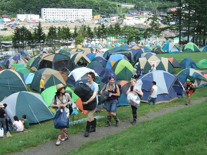 キャンプサイトの風景6。坂を上る外国人参加者。後ろの女性外国人2人はとても楽しそうな顔をしています。かなりのこう配があります。 