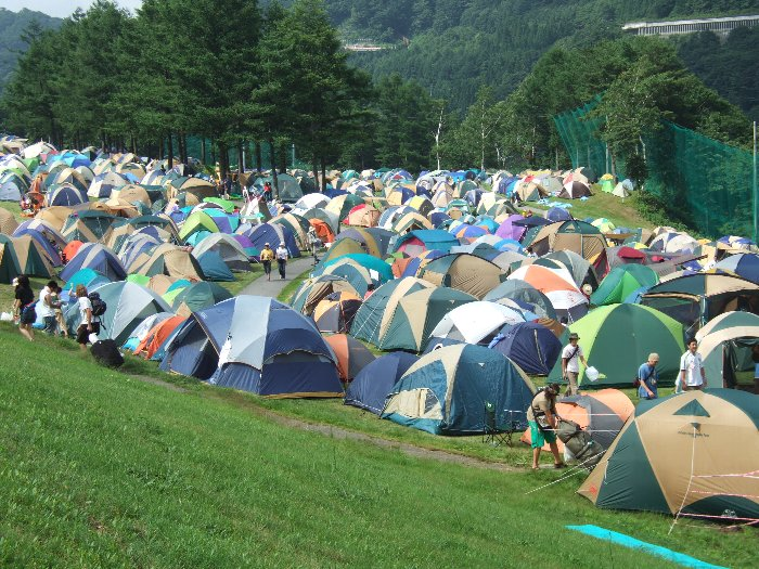 キャンプサイトの風景8。手前の坂がCサイトへ上がる坂。 