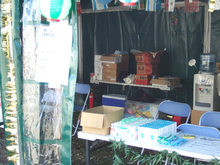 キャンプサイト入り口の一等地にインフォメーションがあり、洗面用具なども売っています。しかし近所に競合店が多すぎです。