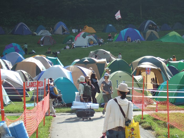 キャンプサイトを入ってすぐにレディースエリアがあります。前夜祭の午後4時ごろ。芝生が見えている部分は斜面なのでテントの設営が回避されています。